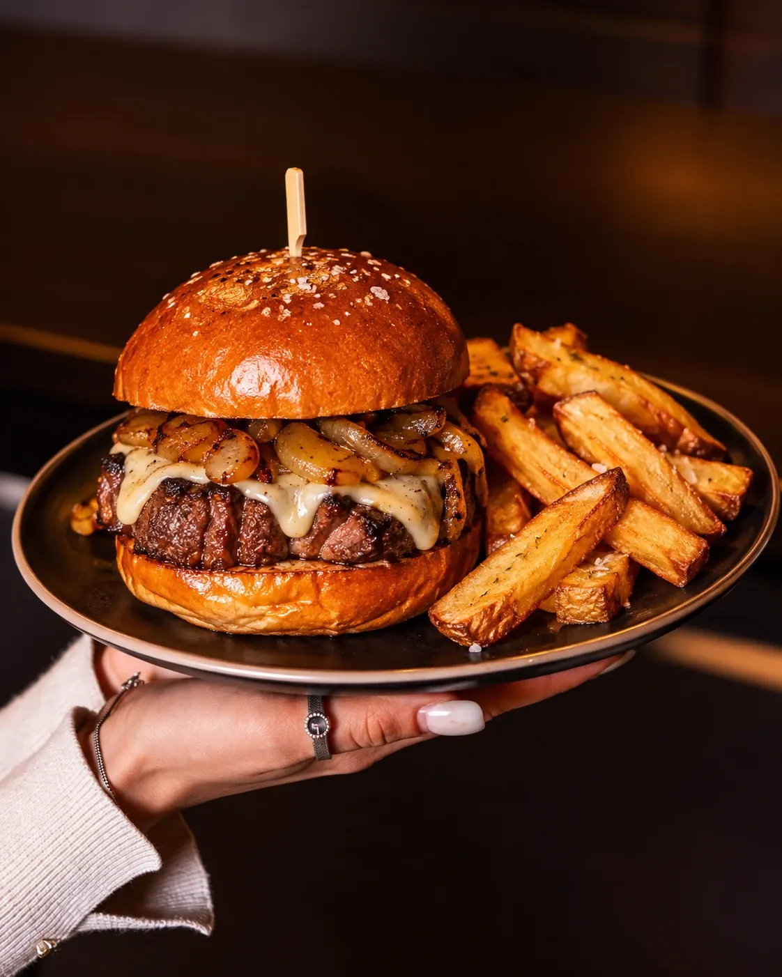 Dry Aged Waldblick Burger mit Steakhouse-Pommes