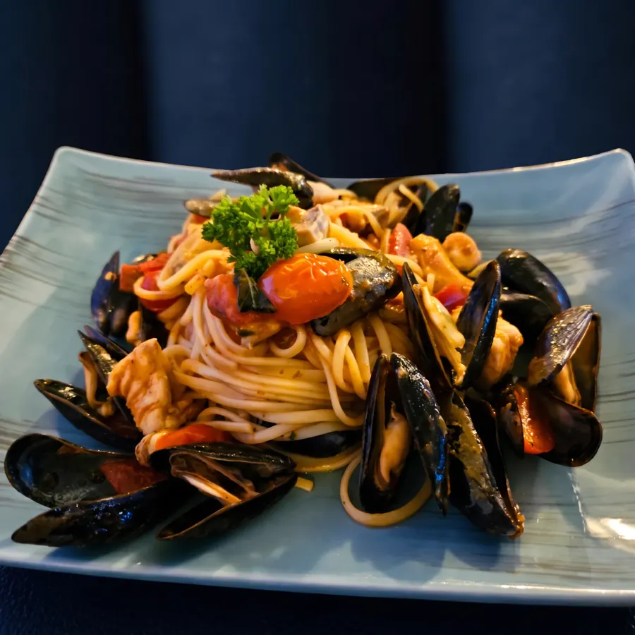 Pasta mit frischen Meeresfrüchten, Miesmuscheln und Kirschtomaten im Ristorante Waldblick