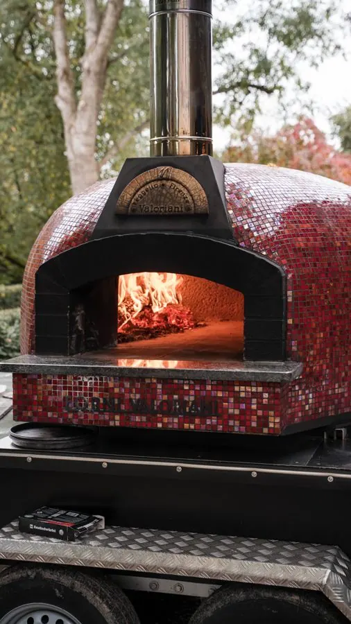 Mobiler Holzofen für Pizza-Catering
