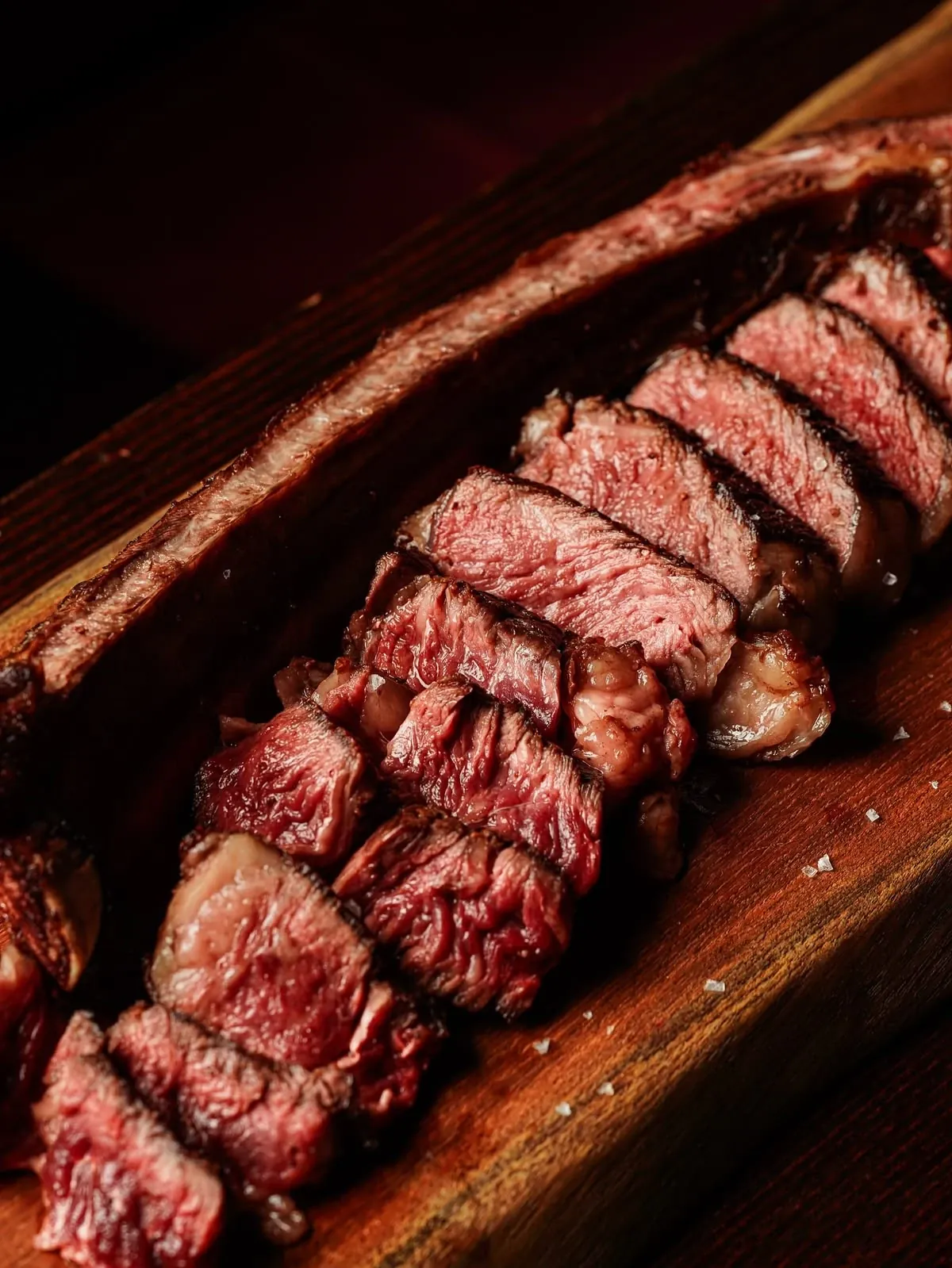 Dry-Aged-Steak in Scheiben, am Tisch auf dem Beefstone vollendet, Steakhouse im Ristorante Waldblick Cleebronn