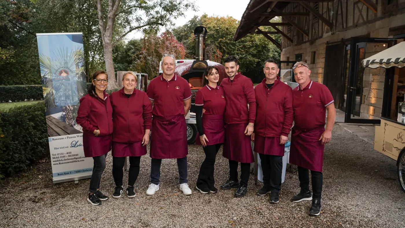 Das Team des Ristorante Waldblick vor dem Restaurant in Cleebronn